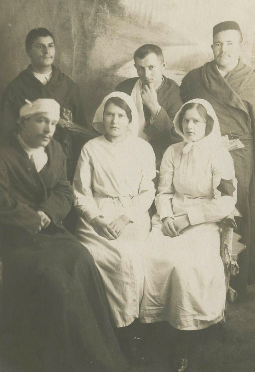 Сестры Саиновы среди раненых и больных мусульманского военного госпиталя. Казань, 1915 г.