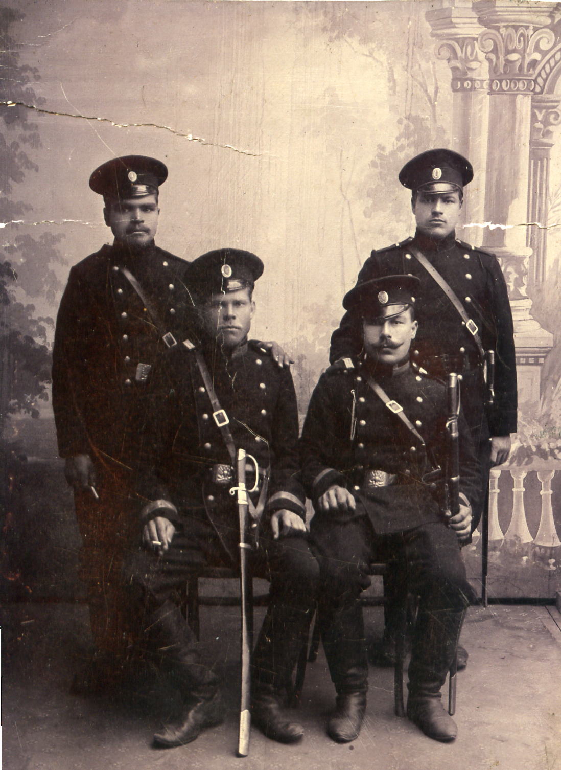 1914 Кузнецы конного корпуса сидит справа  Веселов Василий Алексеевич мой дед.