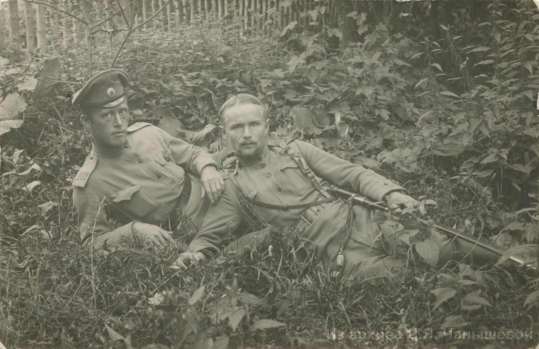 Офицер 112 пехотного Уральского полка прапорщик Юсуф Саинов (слева в фуражке) с сослуживцем. Действующая армия, август 1917 г.