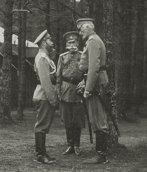 Николай II, В. Б. Фредерикс и великий князь Николай Николаевич в Ставке. 1914