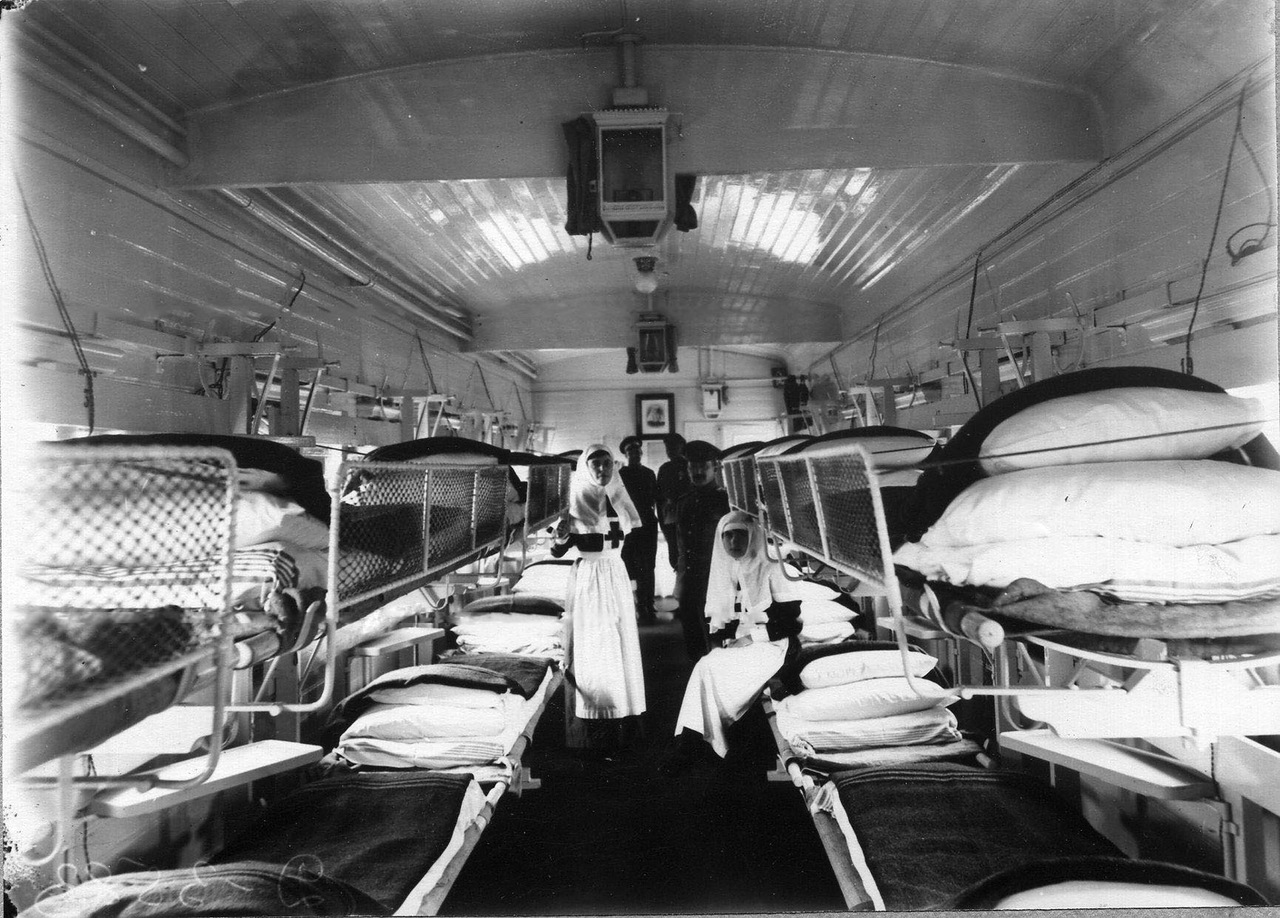 Внутренний вид вагона-палаты санитарного поезда.